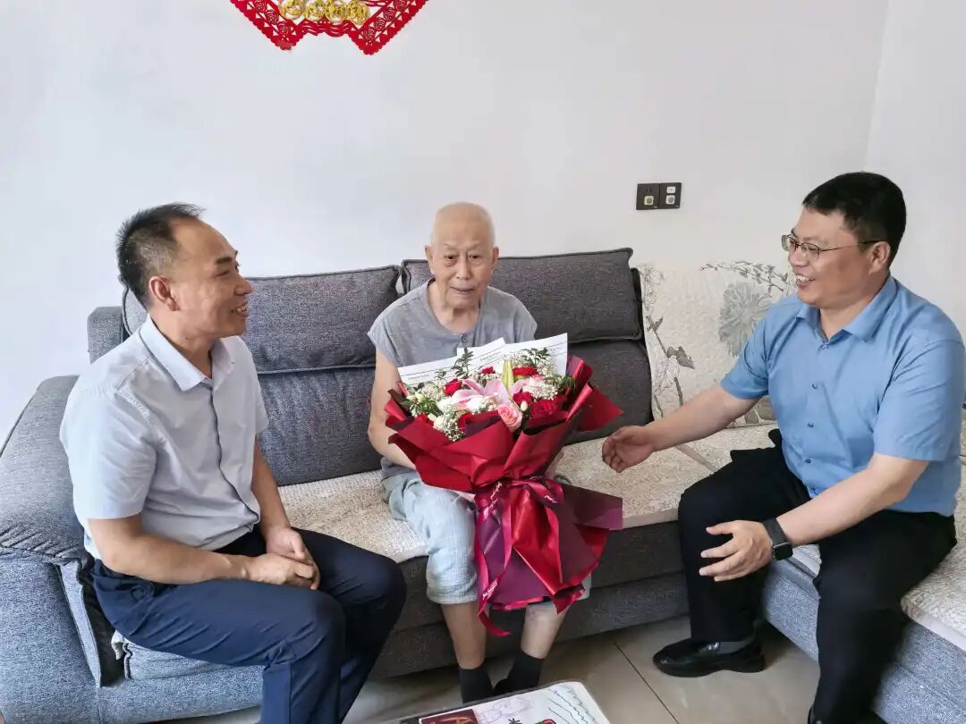 神头发电走访慰问离休老干部